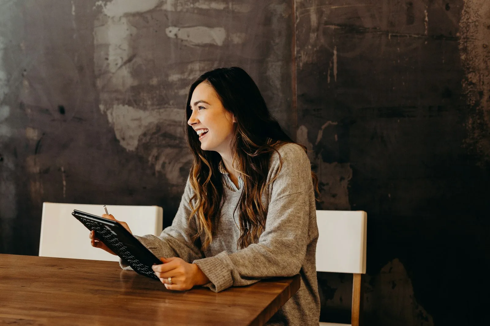 青少年在家中制定并完成学习目标的场景